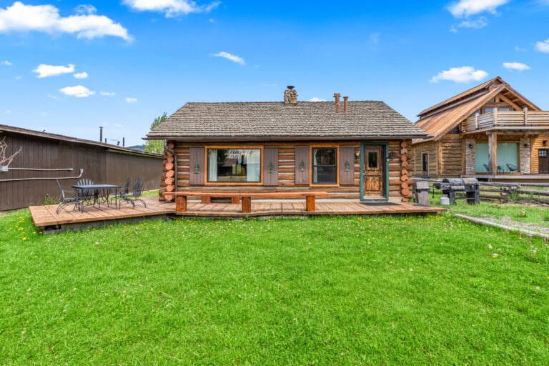 Downtown Stanley Idaho cabin rental – Wall Street Cabin exterior