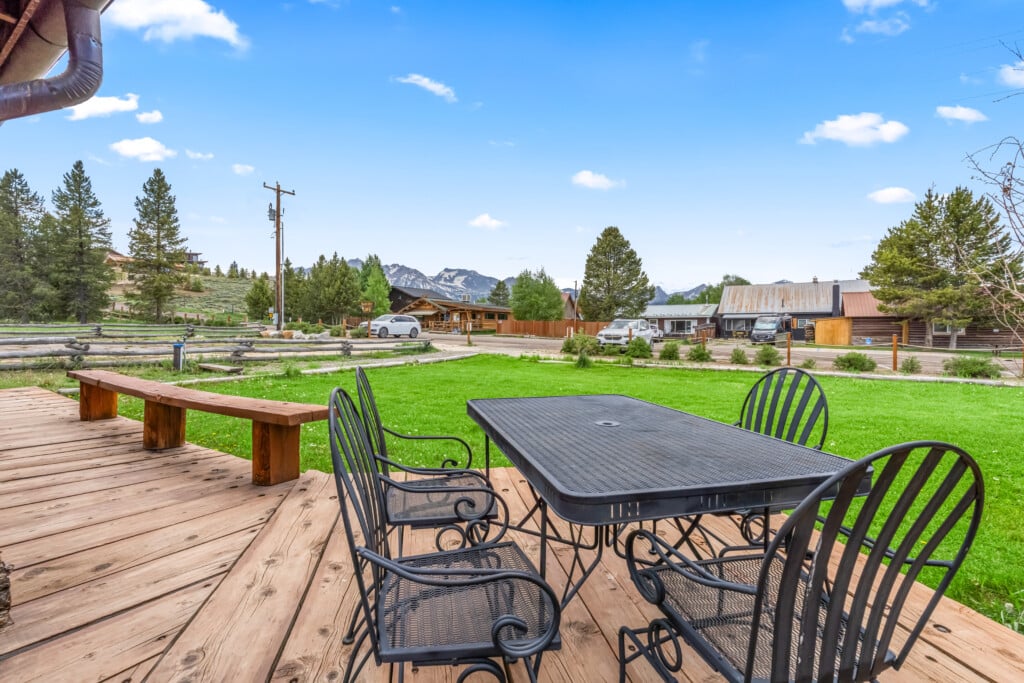 Wall Street Cabin outdoor dining area and deck
