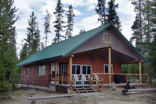 Ponderosa Pine Cabin- 2-bedroom cabin located in Stanley, Idaho